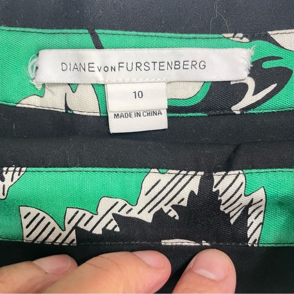 DVF Diane Von Furstenberg
Claire Green Floral Minis Skirt
Size 10 - Picture 11 of 16